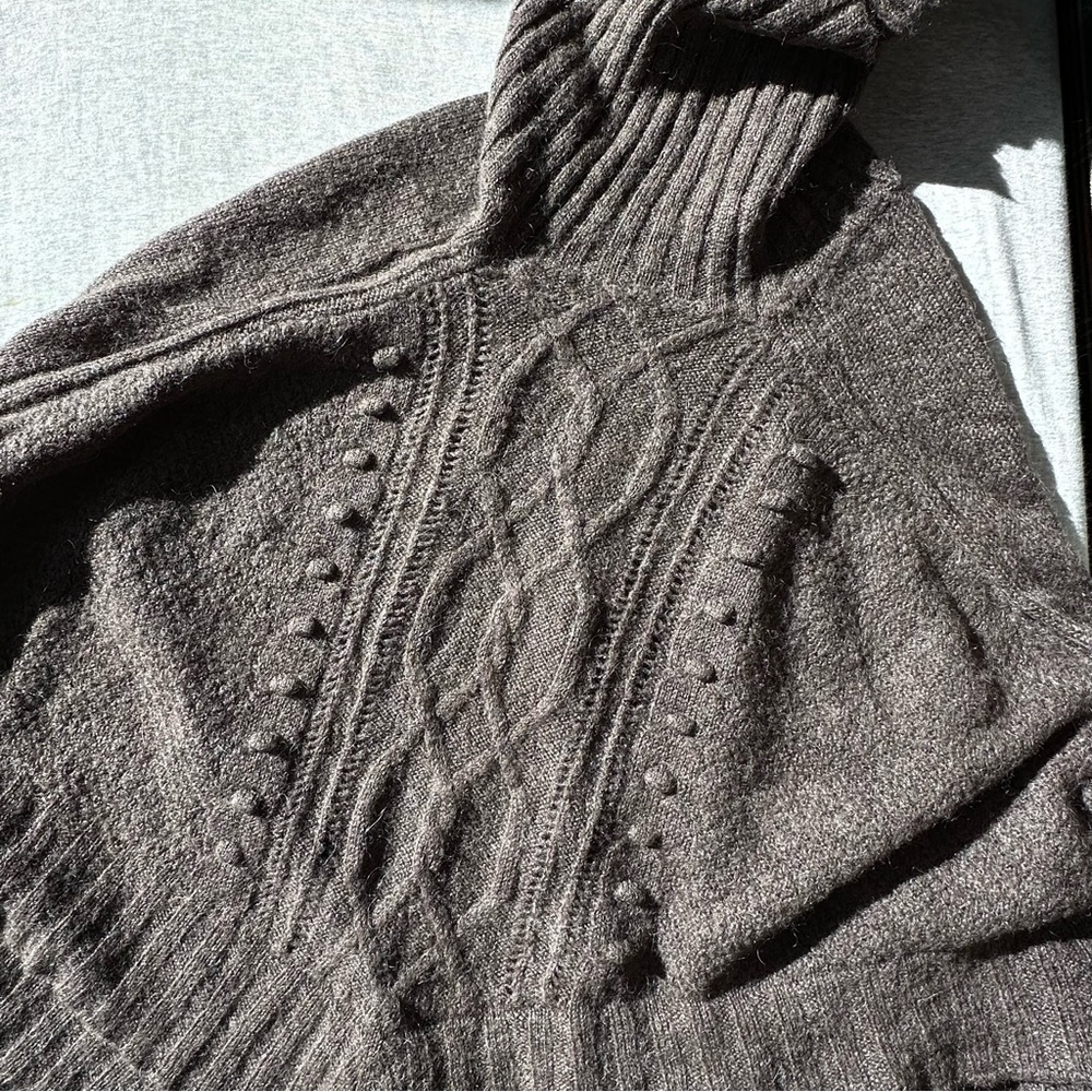 GUC turtleneck poncho brown